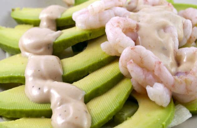 AGUACATE: Las grasas saludables que se encuentran en esta fruta favorecen la buena circulación sanguínea y los dos órganos del cuerpo que más la necesitan son el corazón y el cerebro. Los alimentos como el aguacate y los cereales integrales evitan que se taponen las arterias y en general aseguran que todas las células, incluidas las del cerebro, tengan suficiente flujo sanguíneo y puedan funcionar a su máxima capacidad.