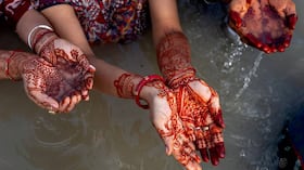 Devotos hindúes realizan rituales vespertinos al dios Sol durante el festival Hartalika Teej en Sangam, lunes 14 de septiembre.