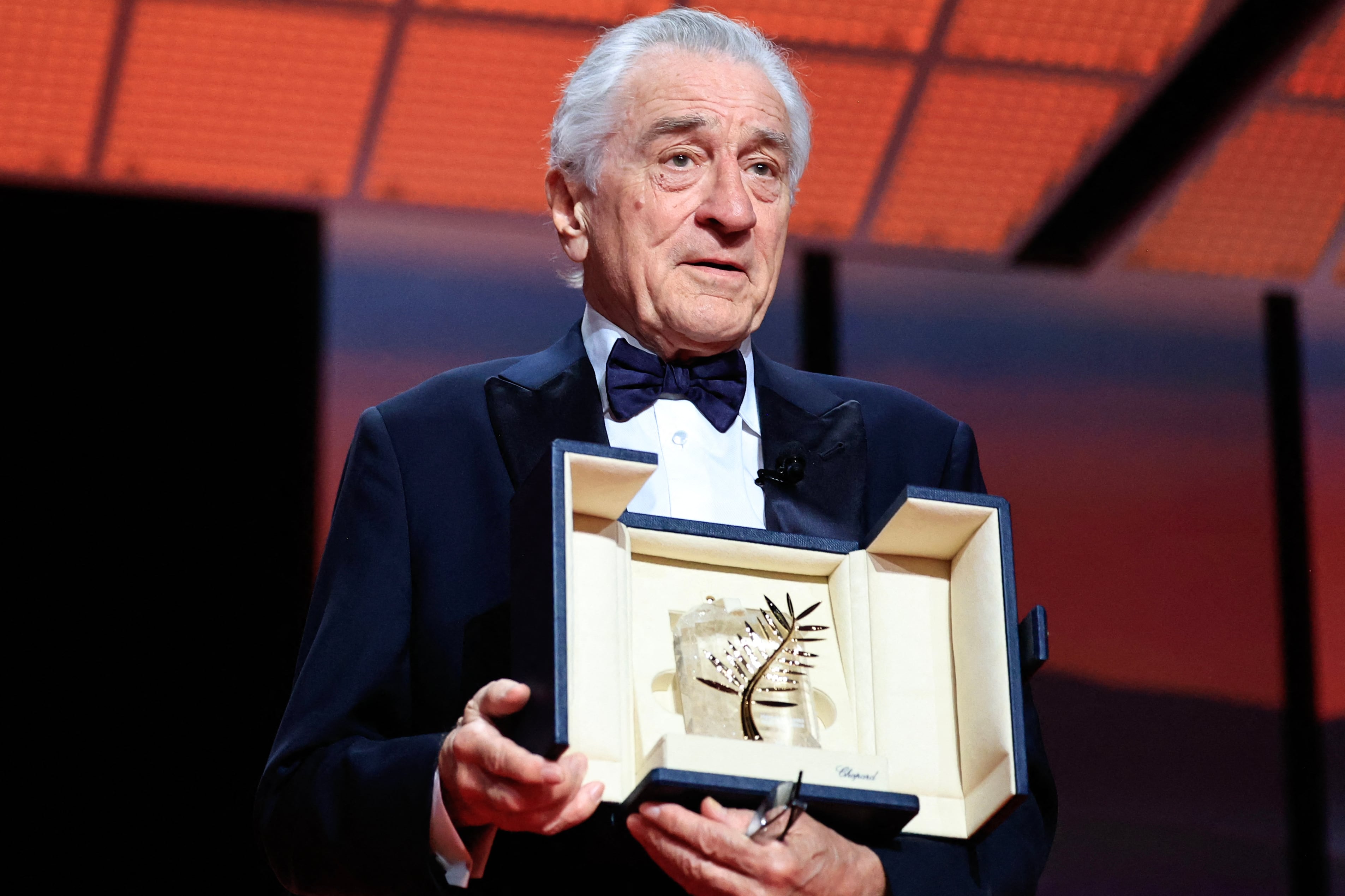 El actor estadounidense Robert De Niro recibe la Palma de Oro honorífica durante la ceremonia de apertura de la 78ª edición del Festival de Cine de Cannes en Cannes, sur de Francia, el 13 de mayo de 2025. (Foto de Valery HACHE / AFP)