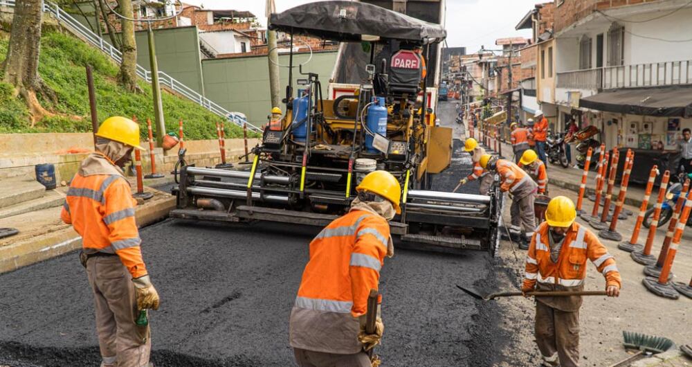 Labores de mantenimiento a las vías en Medellín.