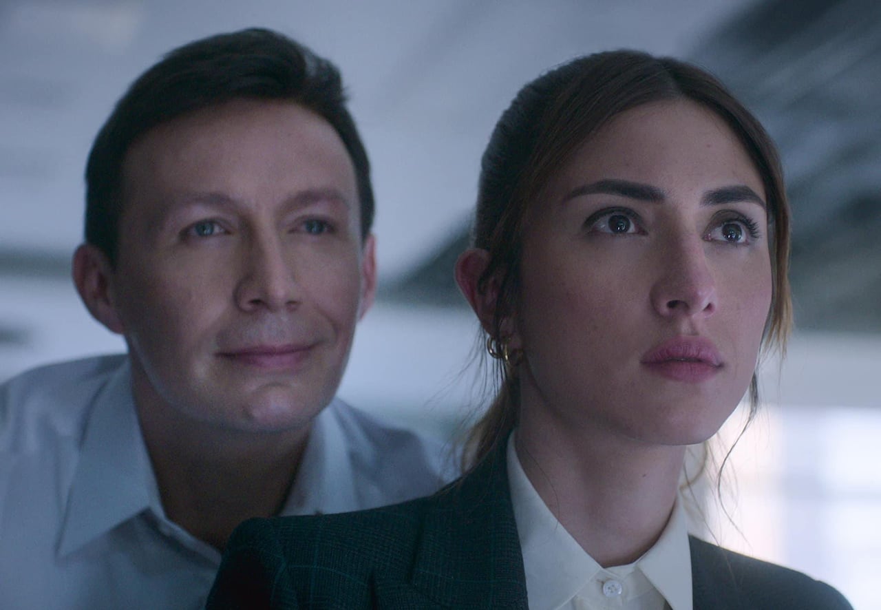 Johan Velandia y Juana del Río interpretando a Jhonier Leal y a la investigadora del crimen del estilista Mauricio Leal