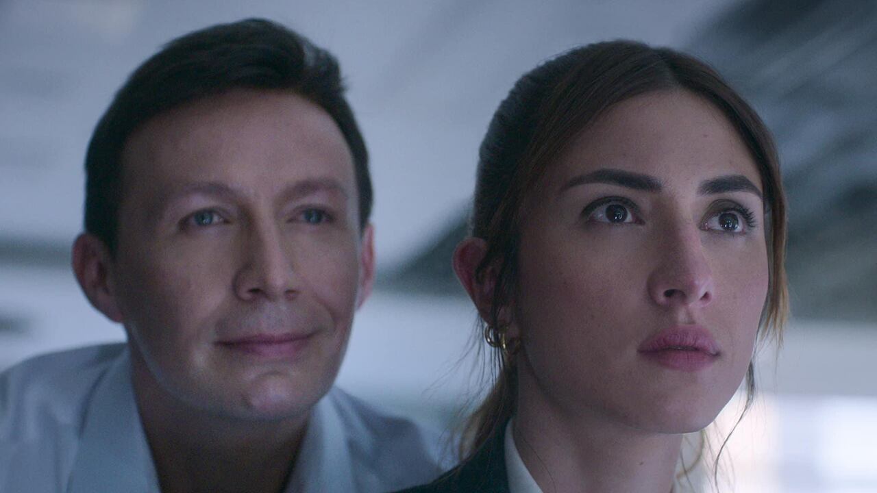 Johan Velandia y Juana del Río interpretando a Jhonier Leal y a la investigadora del crimen del estilista Mauricio Leal