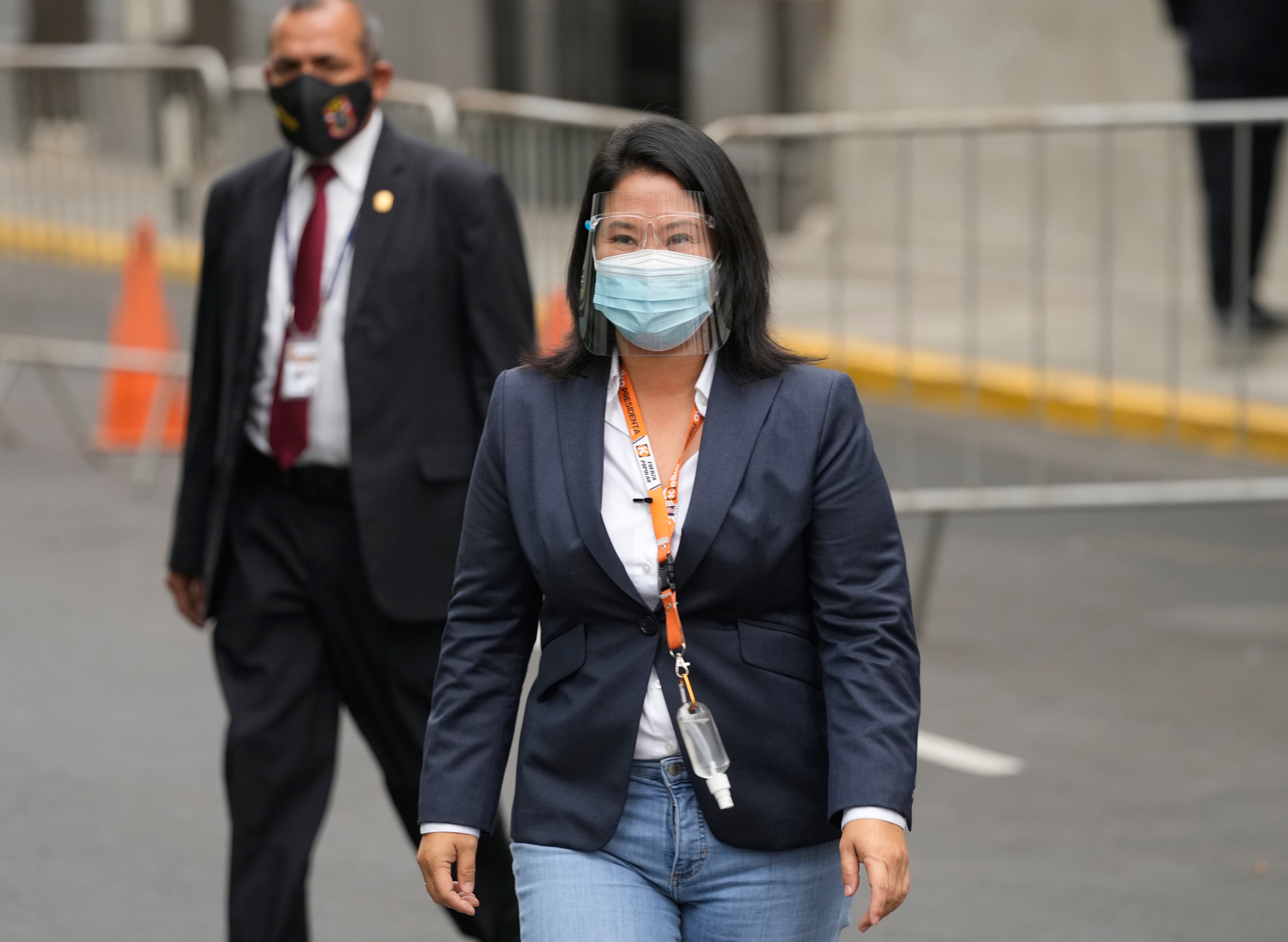 Fujimori seguirá libre pero no se podrá reunir con sus colaboradores, según decreto del juez