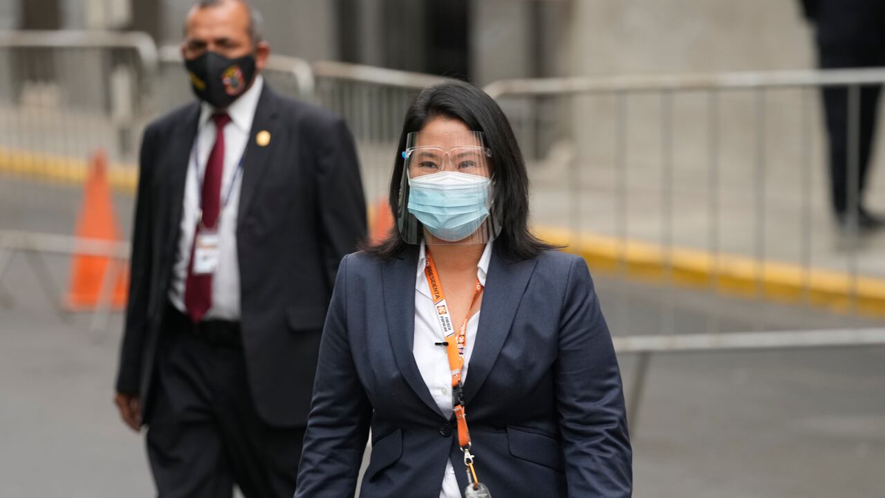 Fujimori seguirá libre pero no se podrá reunir con sus colaboradores, según decreto del juez