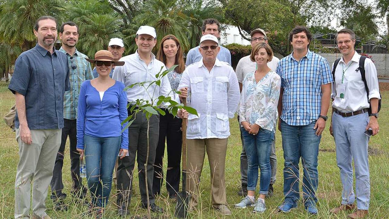 Périn Saint-Ange (con gorra y gafas) visitó con una delegación del FIDA el Centro Internacional de Agricultura Tropical (CIAT) en Cali y así explorar nuevas formas de colaboración para el desarrollo rural colombiano.
