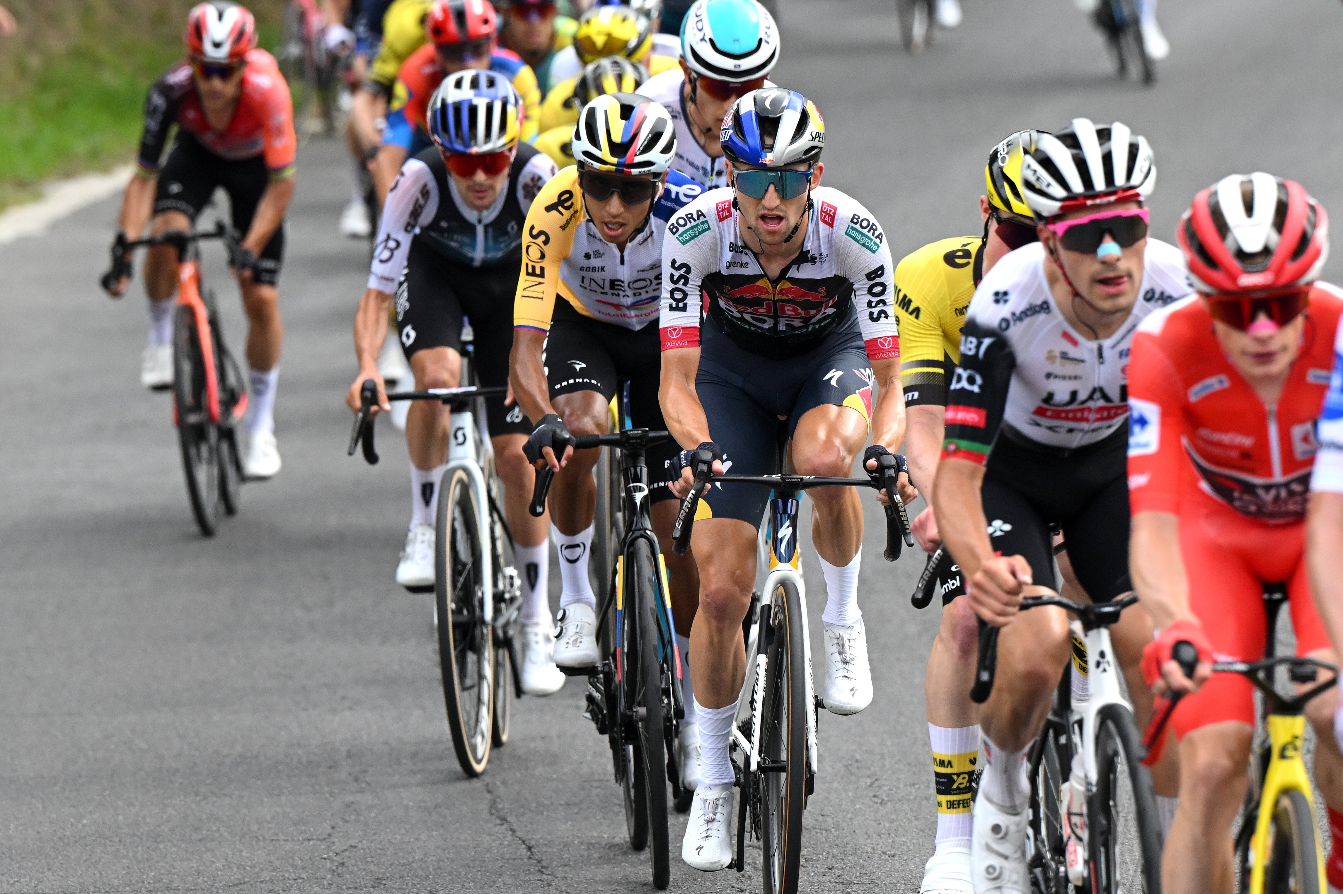Egan Bernal no logra reaccionar y se mantiene fuera del top 10 tras la etapa 11