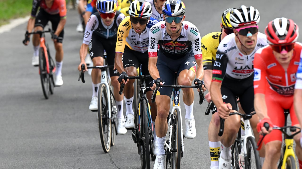 Egan Bernal no logra reaccionar y se mantiene fuera del top 10 tras la etapa 11
