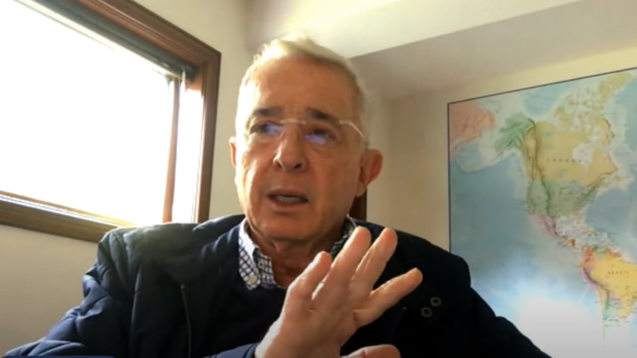 El expresidente Álvaro Uribe Vélez en un foro con los cinco precandidatos a la Presidencia.