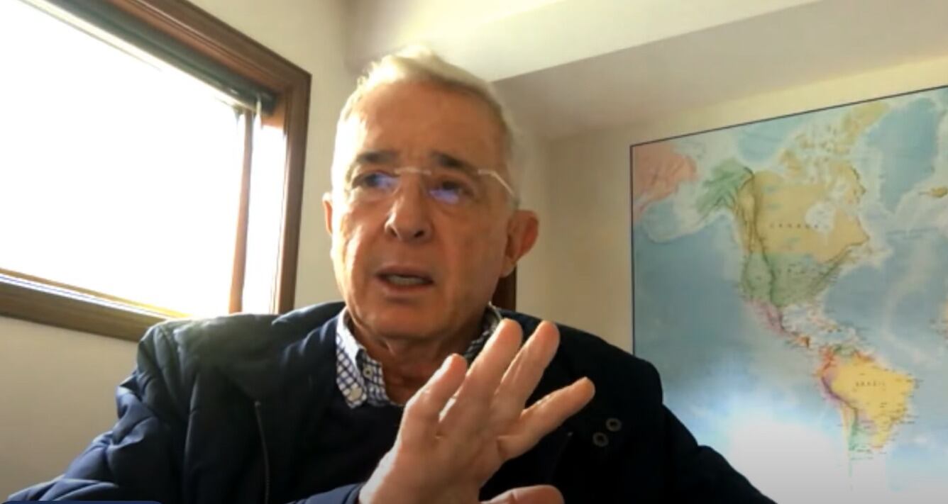 El expresidente Álvaro Uribe Vélez en un foro con los cinco precandidatos a la Presidencia.