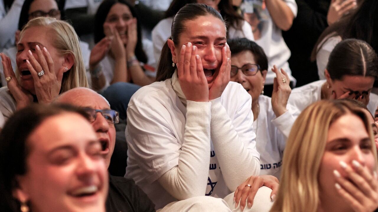 Dana Shem Tov (centro), hermana del rehén israelí Omer Shem Tov, reacciona mientras observa con otros su liberación televisada por militantes de Hamás en la casa familiar en Tel Aviv el 22 de febrero de 2025.