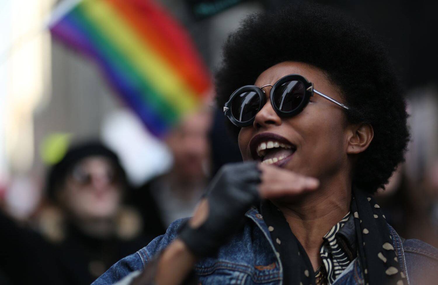 Una manifestante grita mientras participa en la Marcha de las Mujeres contra el presidente estadounidense Donald J. Trump en la 6 ª Avenida de Nueva York, Estados Unidos el 20 de enero de 2018. (Mohammed Elshamy - Agencia Anadolu).