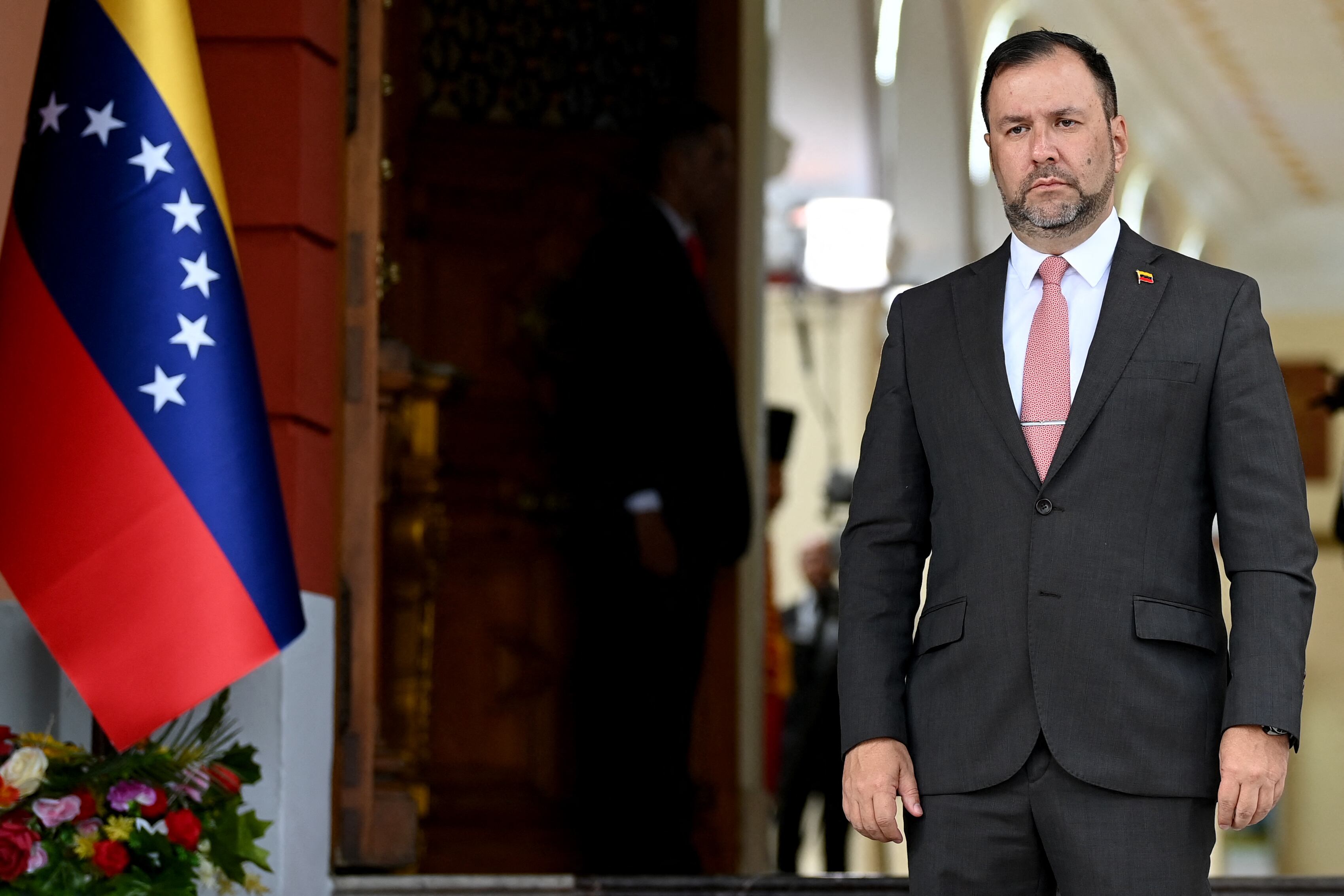 El canciller de Venezuela Yvan Gil espera al embajador uruguayo en ese país, Eber Da Rosa, para la presentación de credenciales en el Palacio de Miraflores. (Photo by YURI CORTEZ / AFP)