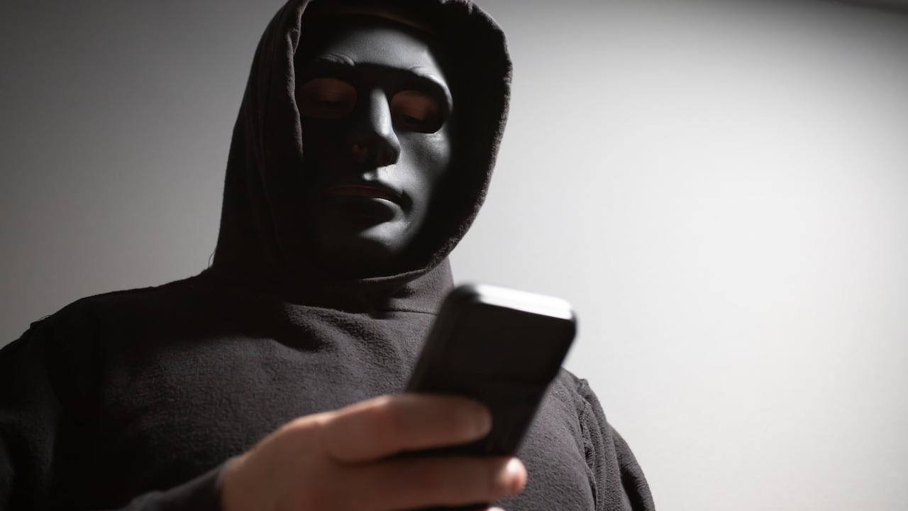 Ofertas laborales en WhatsApp terminan en pérdidas económicas para víctimas.