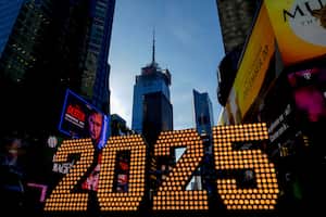 ARCHIVO - La fecha 2025 se muestra en Times Square, el miércoles 18 de diciembre de 2024, en Nueva York. (Foto AP/Julia Demaree Nikhinson, Archivo)
