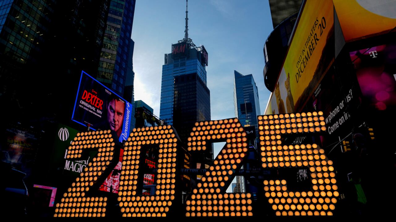 ARCHIVO - La fecha 2025 se muestra en Times Square, el miércoles 18 de diciembre de 2024, en Nueva York. (Foto AP/Julia Demaree Nikhinson, Archivo)