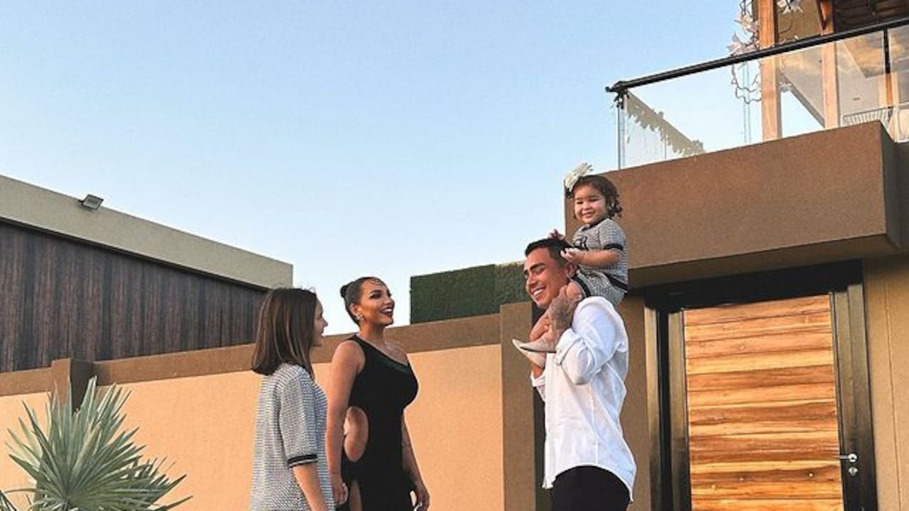 Familia Valdiri Saruma: Andrea tiene dos hijas y Felipe convive con ellas; juntos conforman una de las familias del momento. Con esta foto la familia recibió el Año nuevo 2023.