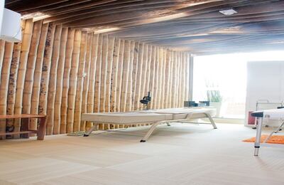 Participaron también artesanos de los departamentos de Boyacá y Santander, quienes trabajaron específicamente materiales como el mimbre y el fique, que posteriormente fueron utilizados en techos y cielos rasos. 