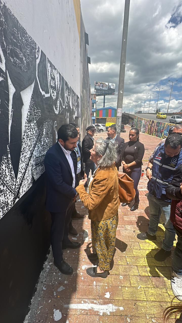 José Jaime Uscátegui conversando con la consejera de DDHH.