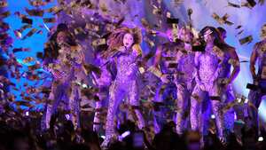 Shakira actúa durante su gira mundial "Las Mujeres Ya No Lloran", o Women Don't Cry Anymore, en la Ciudad de México, a última hora del domingo 30 de marzo de 2025.