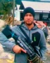 Alias Cabuyo sosteniendo un fusil.