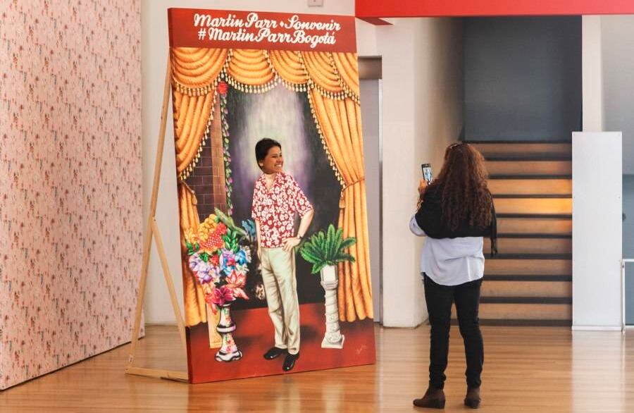 Al final de la exposición, el visitante podrá recrear una de las fotos de Parr de la serie de autorretratos y compartirla en redes sociales con el hashtag #MartinParrBogotá.