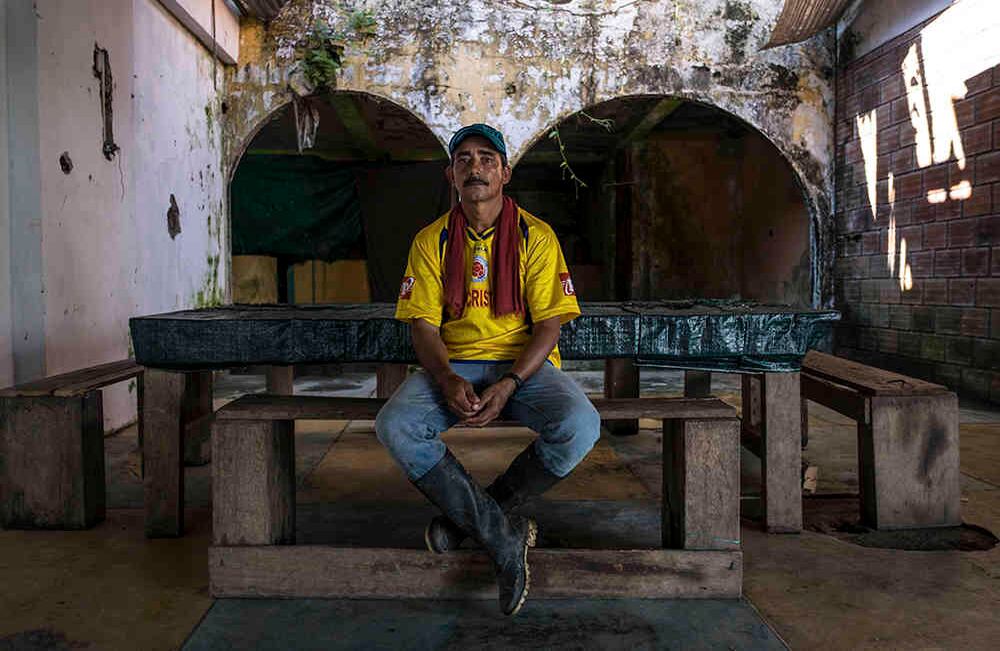 Wilber Rosas Vargas de 50 años de edad, contempla lo que por 8 años fue la casa de su esposa en Peñas Coloradas. En el primer piso tenían un restaurante. Después de divagar por el país se asentó hace 4 años en la vereda La Playa, cerca a Peñas Coloradas y trabaja como jornalero.