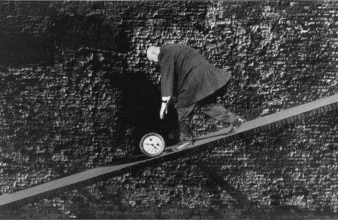 Courir après le temps (Persiguiendo el tiempo) Realiza autorretratos para no depender de la disponibilidad de los modelos, únicamente de su esposa quien le ayuda a concebir las imágenes, generalmente en la madrugada.