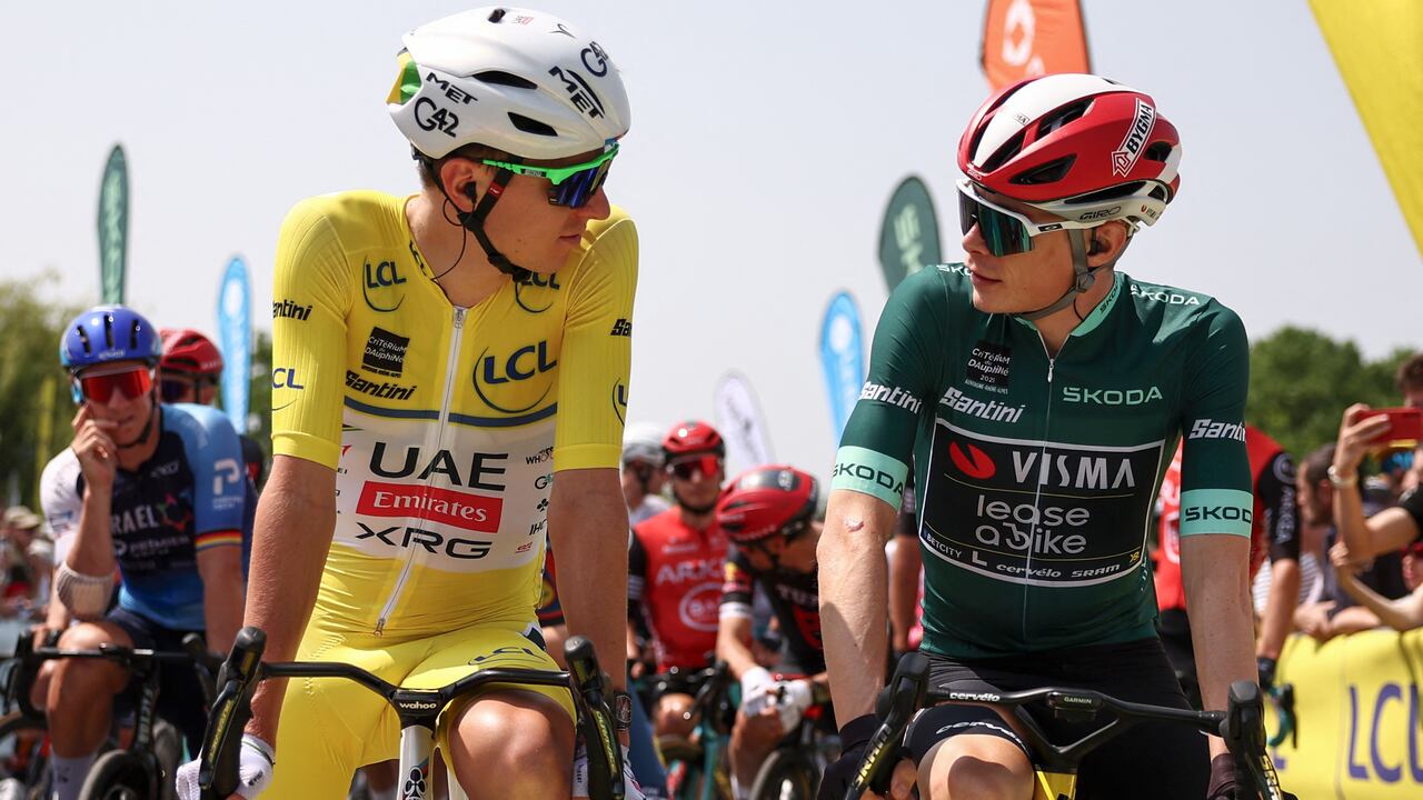 Tadej Pogacar saludando a Jonas Vingegaard, dos de los ciclistas más destacados de la actualidad.