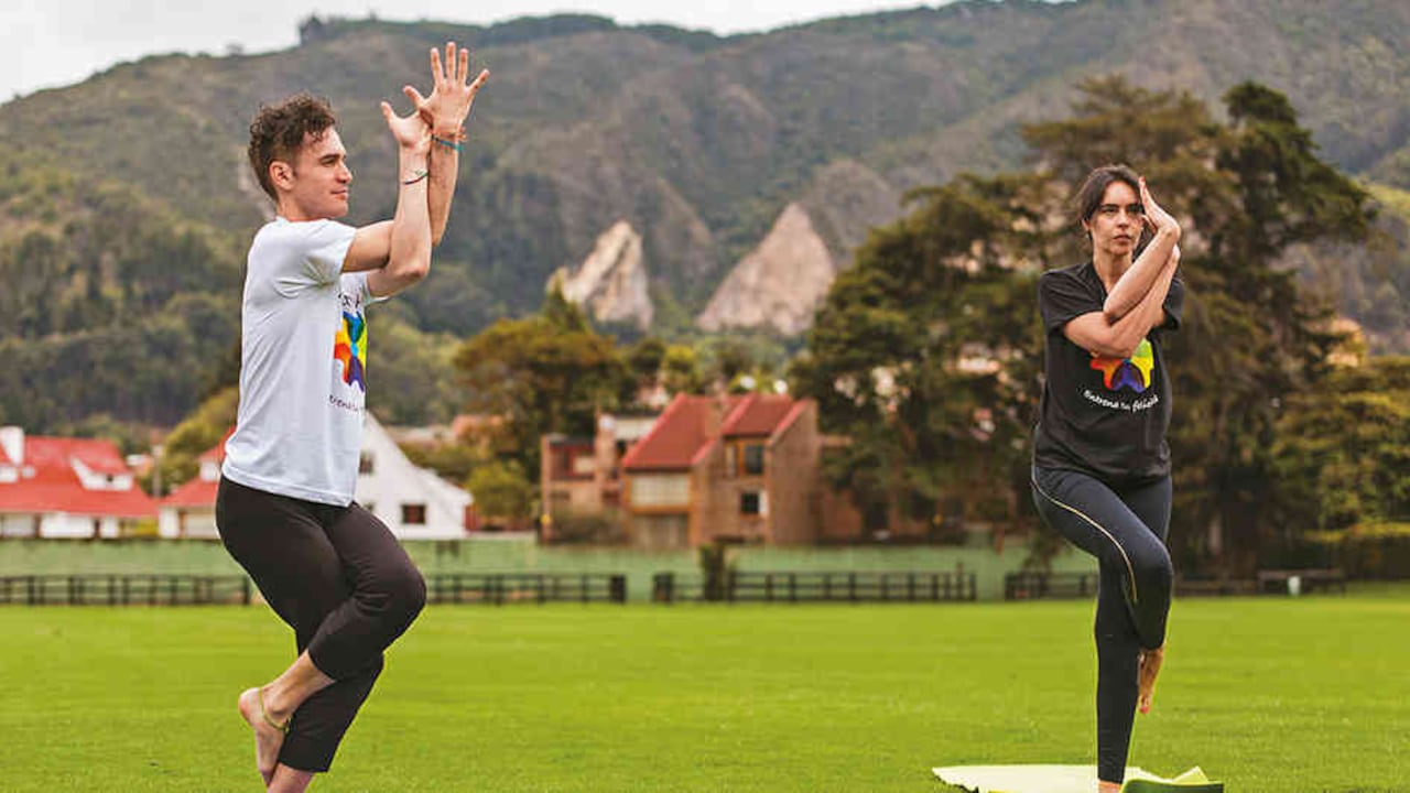 El parque El Country se convirtió en un oasis verde en el norte de Bogotá. Aquí se practica desde tai-chi hasta meditación.