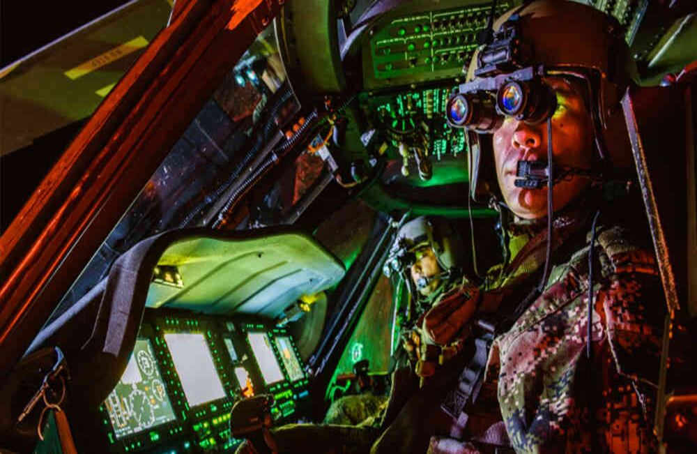 El uso de gafas de visión nocturna o NVG (night vision goggles en inglés) permite a las tripulaciones volar sin importar las condiciones de luz, lo cual incrementa su rango operacional. Foto: Oliver Ehmig