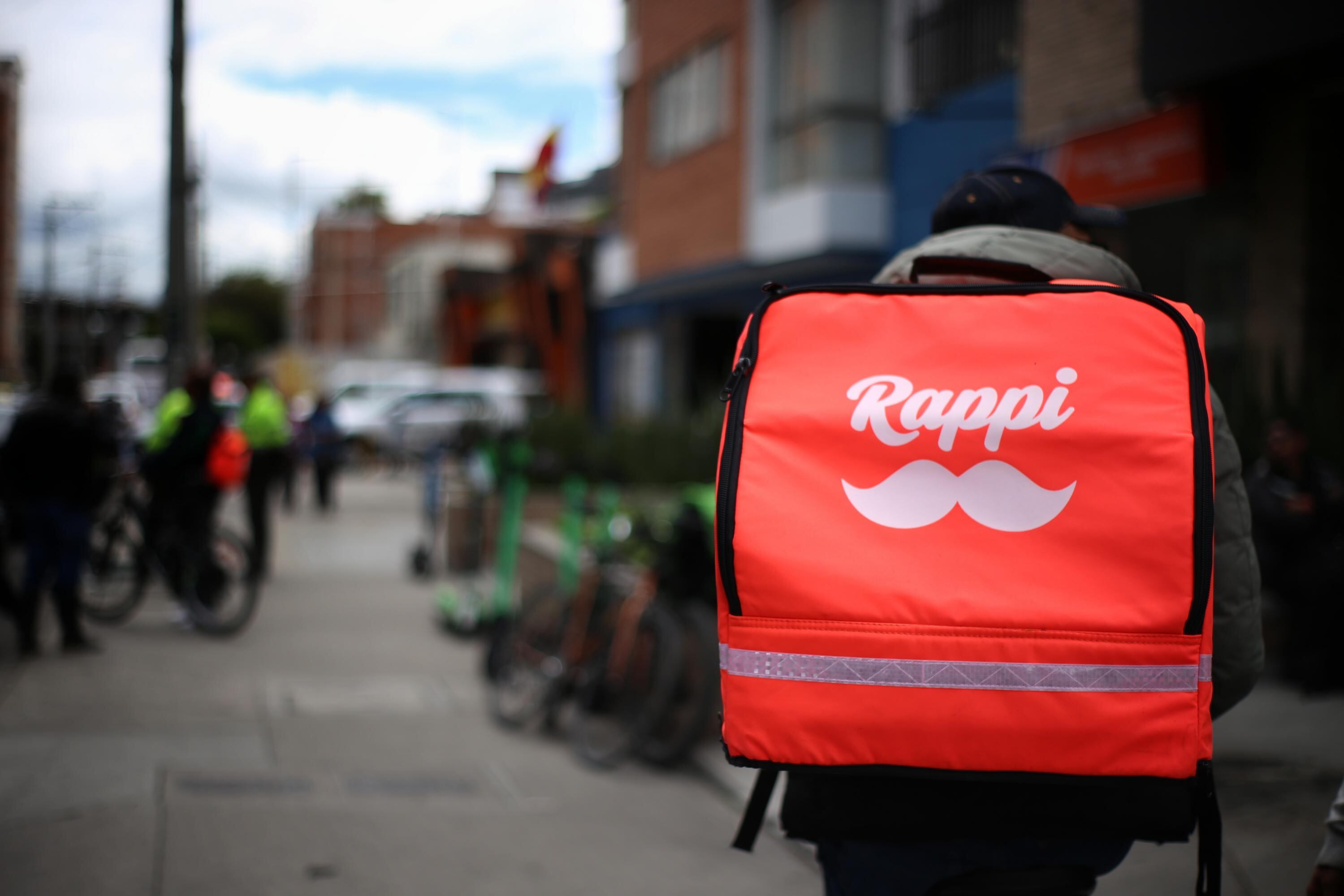 Vehículos y motocicletas en los que se realiza entrega de domicilios para establecimientos de comercio por medio de plataformas digitales, en las cuales los conductores se encuentren debidamente acreditados digitalmente. Deberán circular sin acompañante, puede circular.