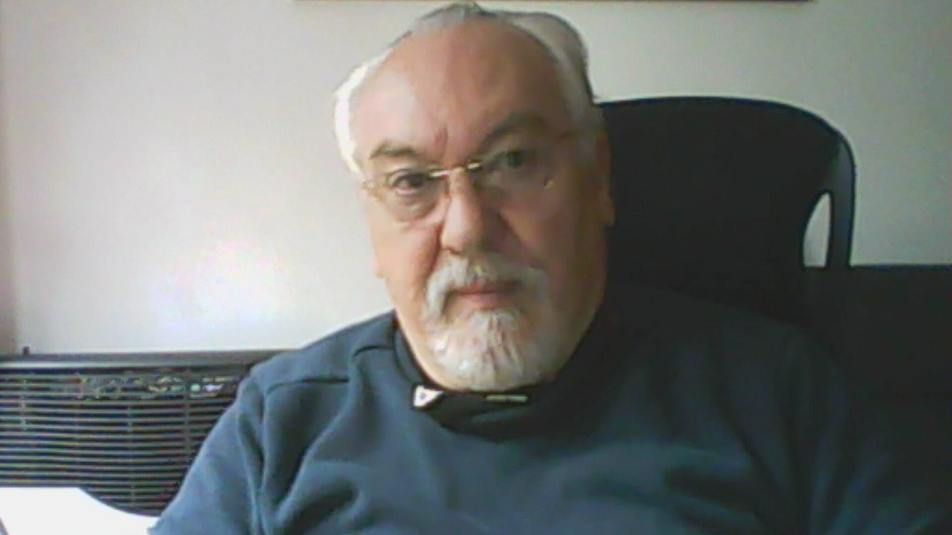 Alberto Cadena, uno de los grandes estudiosos de los murciélagos en Colombia.