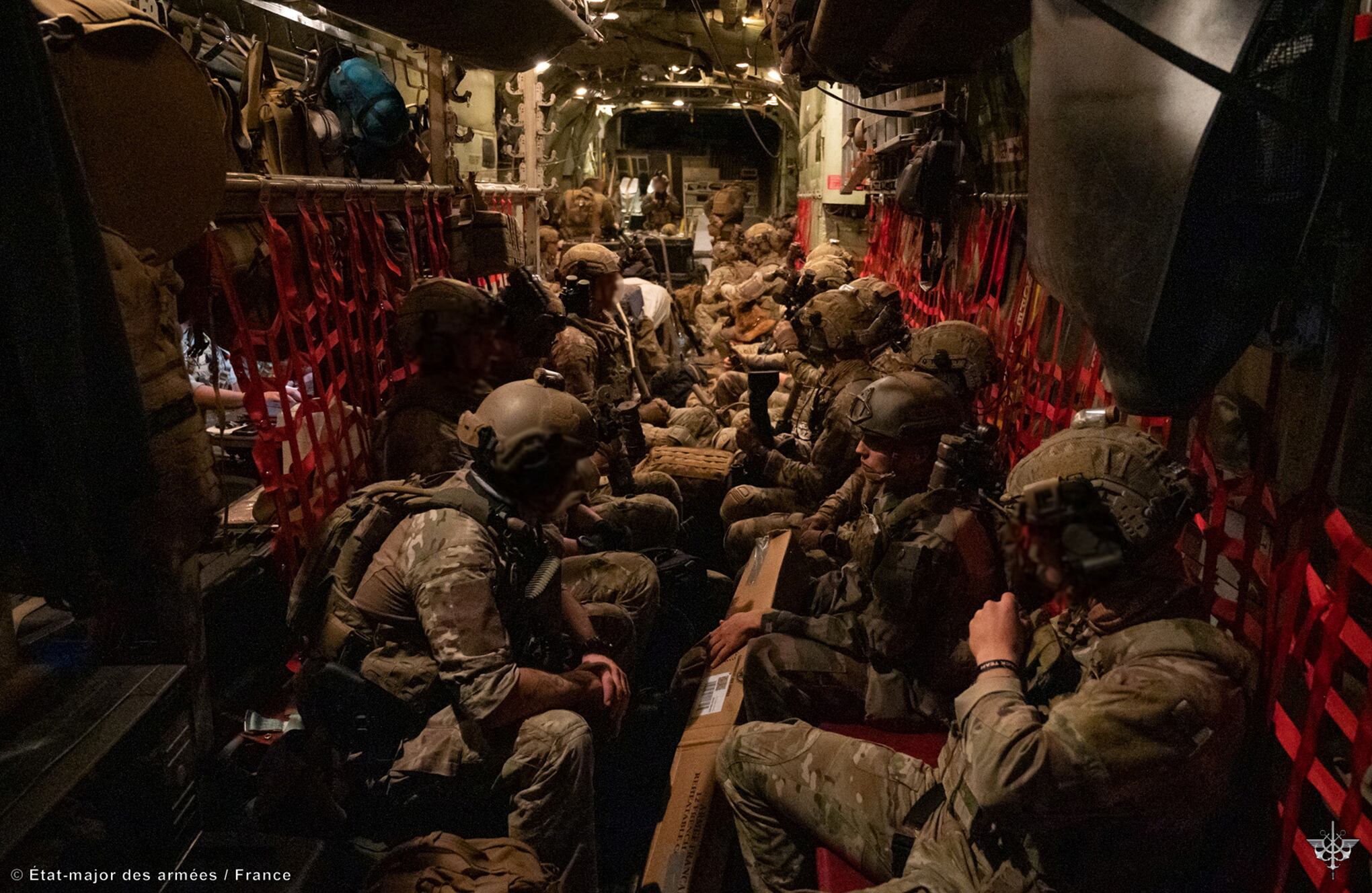 En imágenes: Extranjeros evacuados de Sudán