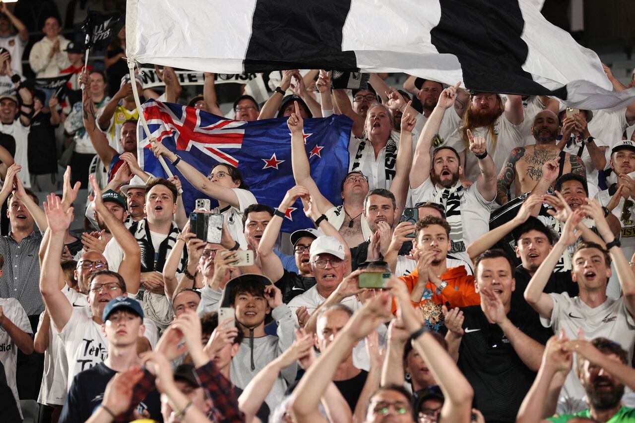 Los seguidores de Nueva Zelanda celebran después de su victoria durante el último partido de fútbol del grupo de clasificación de Oceanía para la Copa Mundial de la FIFA 2026 entre Nueva Zelanda y Nueva Caledonia en el estadio Eden Park de Auckland el 24 de marzo de 2025. (Foto de DAVID ROWLAND / AFP)