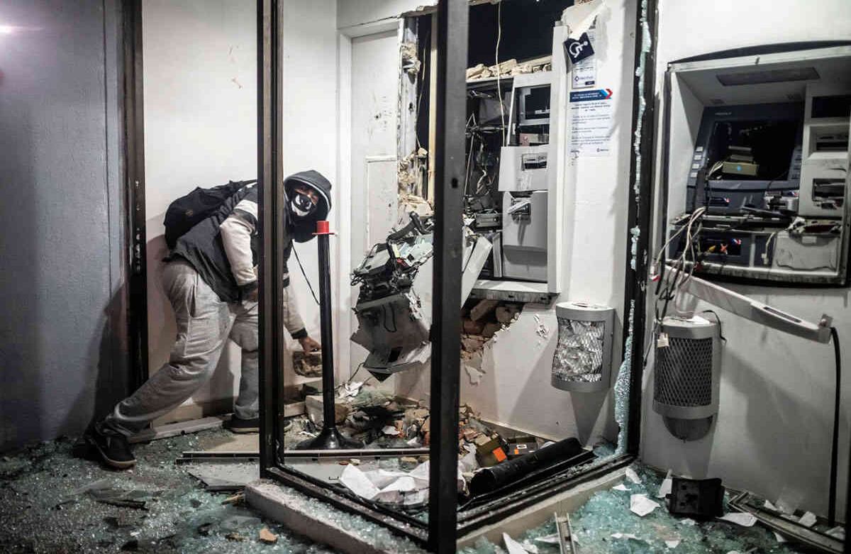Tres entidades bancarias quedaron destruidas, al igual que varios cajeros en la localidad en Engativá. Esta imagen se registró a pocas cuadras de CAI Villaluz, epicentro del abuso policial contra Javier Ordóñez. Foto: Esteban Vega / SEMANA.