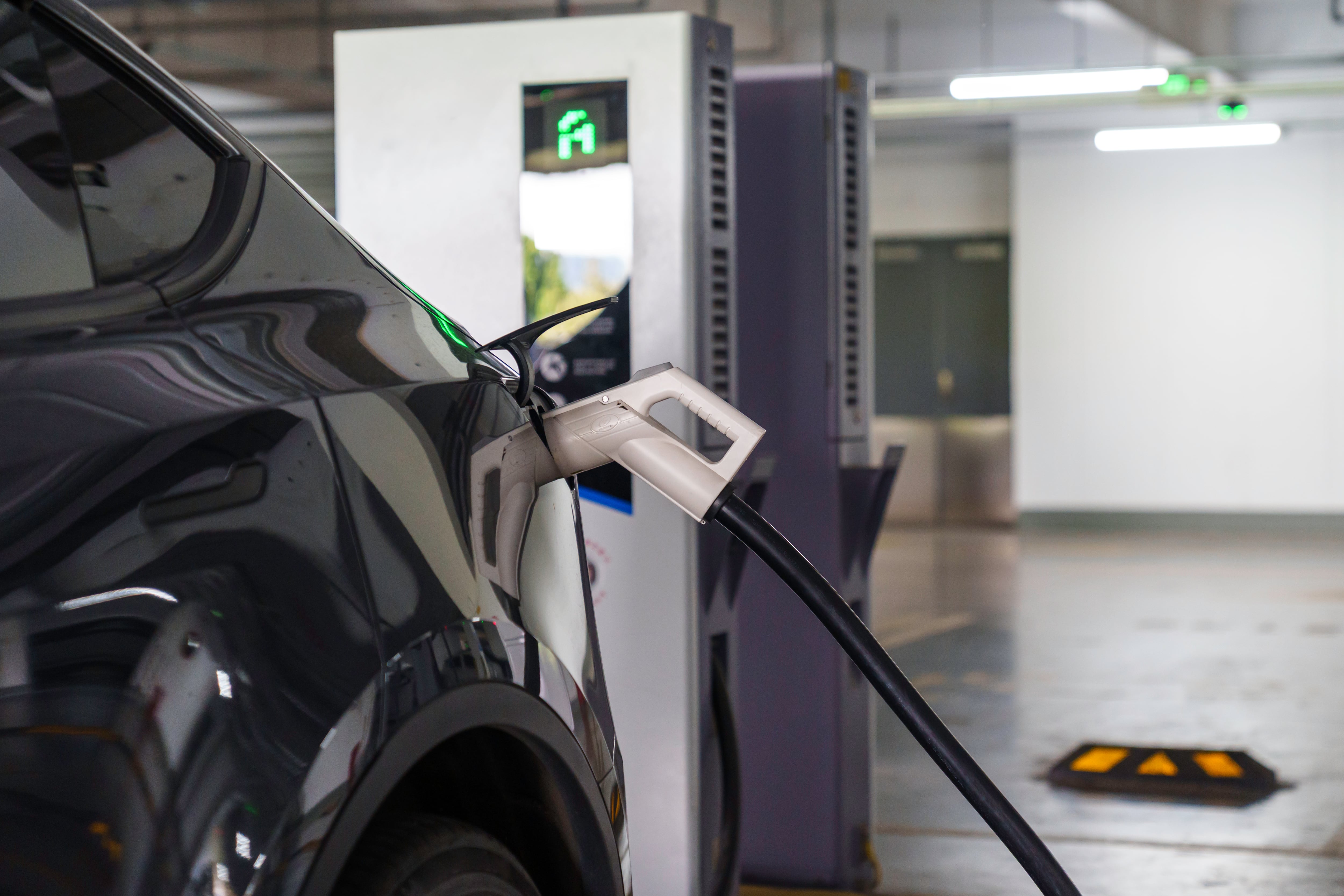 Bogotá y Medellín concentraron el mayor número de matrículas de vehículos eléctricos e híbridos durante el primer semestre de 2026.