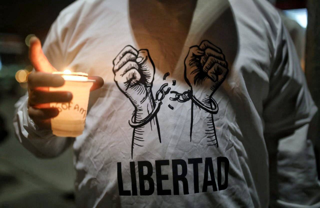 Decenas de familiares de personas privadas de la libertad protestaron en la noche de este martes 12 de mayo frente a la cárcel La Picota, en Bogotá. Foto: Esteban Vega/SEMANA