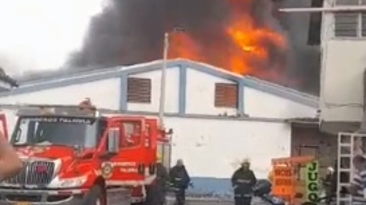 Incendio en Palmira, Valle, provocó la pérdida total de una fábrica de colchones.