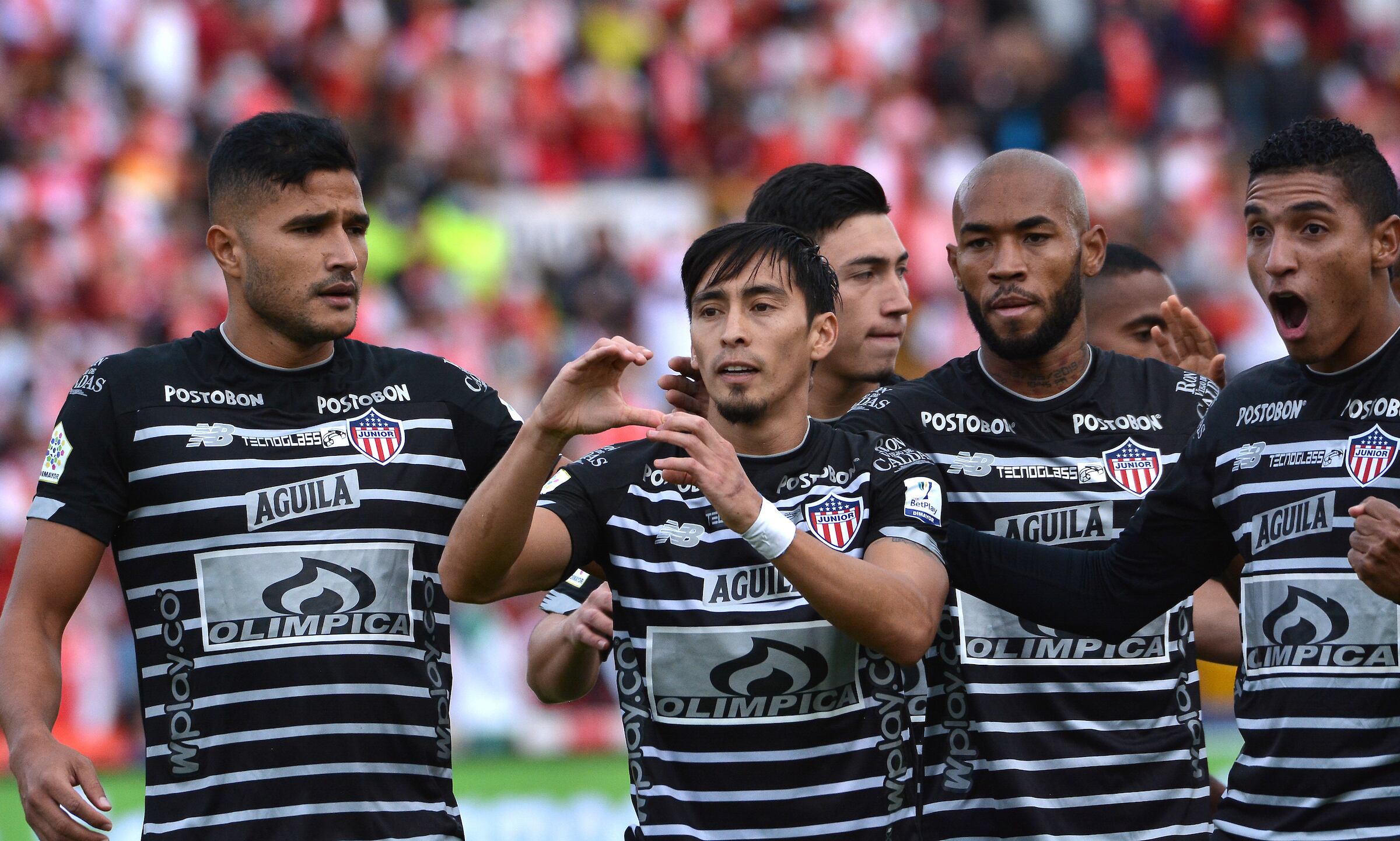 y el Atlético Junior como parte de la Liga BetPlay DIMAYOR II 2021 jugado en el estadio  Nemesio Camacho El Campin de la ciudad de Bogotá. /Fabian Sambueza of Atletico Junior  celebrates after scoring the  goal of his team during match for the date 18 between  Independiente Santa Fe and Atletico Junior BetPlay DIMAYOR League II 2021 played at Nemesio Camacho El Campin stadium in Bogota city. Photo: VizzorImage / Edgar Cusguen / Contribuidor