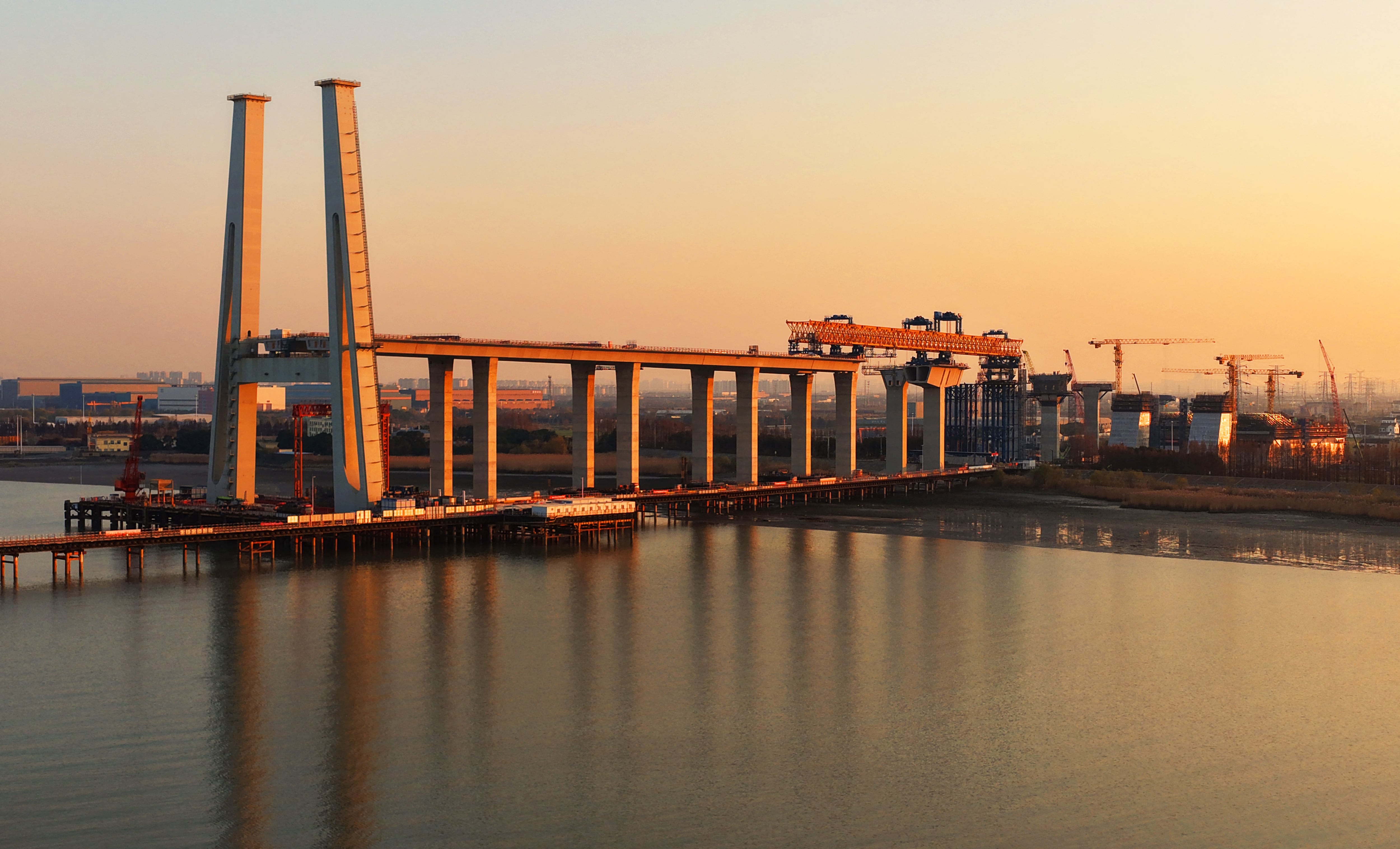 El sitio de construcción del puente colgante más grande del mundo, el Puente del Canal Sur del Puente del Río Yangtze de Zhangjinggao, actualmente en construcción en la ciudad de Zhangjiagang, provincia de Jiangsu, China, el 27 de diciembre de 2025. (Foto de Lu Hongjie / CFOTO vía AFP)