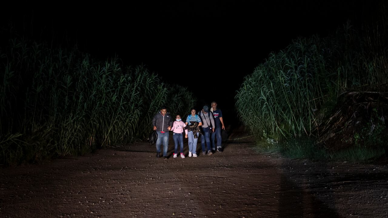 En esta foto de archivo, una familia camina hacia los policías estatales de Texas después de cruzar el Río Bravo cerca de la frontera entre México y Estados Unidos en Del Rio, Texas.
