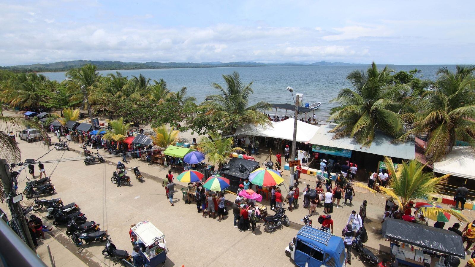 Necoclí, en el departamento de Antioquia, sigue siendo el epícentro de llegada de migrantes venezolanos, y desde allí muchos de ellos se aventuran a cruzar el Tapón del Darién, arriesgado su vida, para llegar a Panamá y luego a Estados Unidos y México.