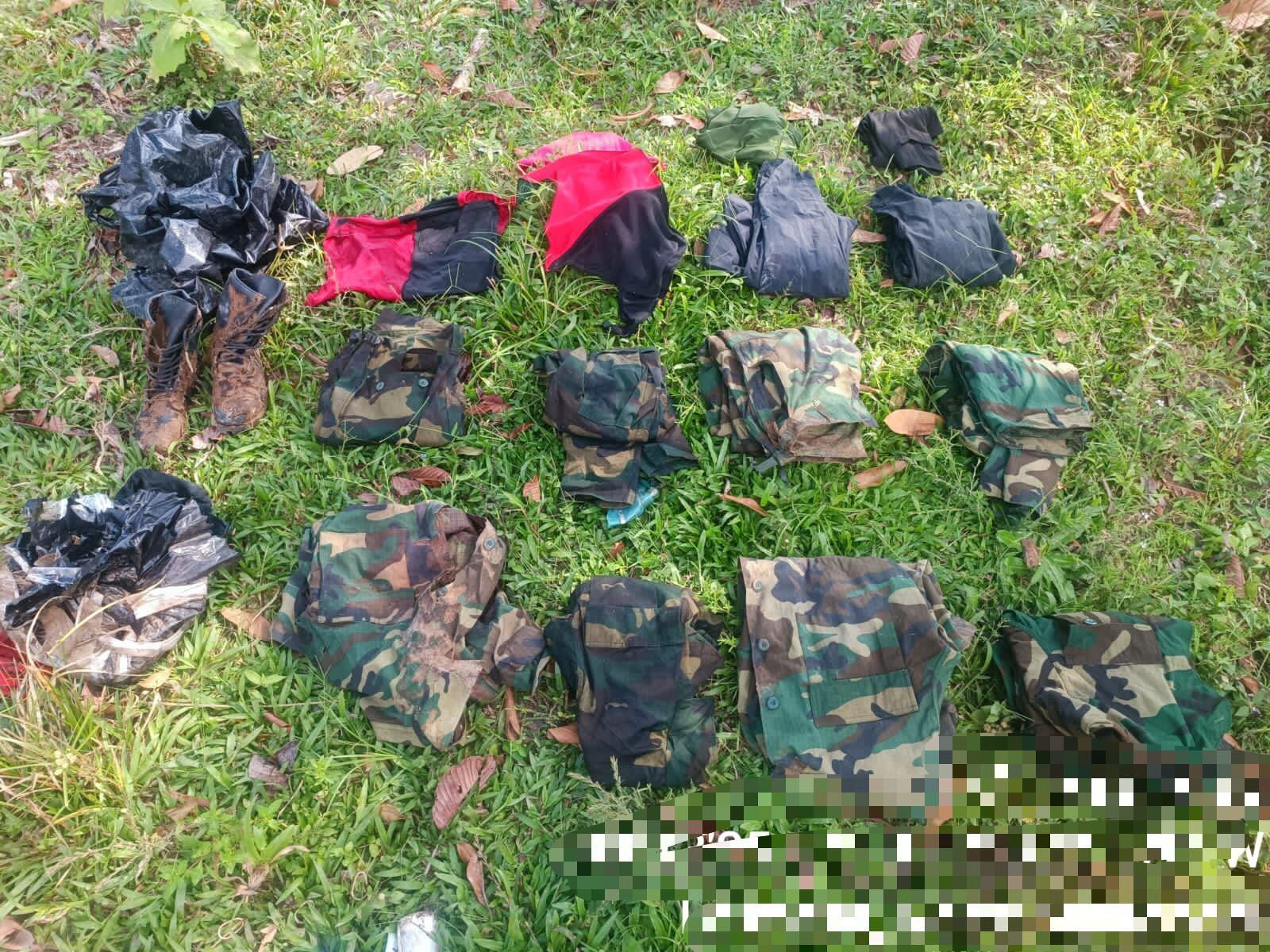 Prendas alusivas al ELN encontradas por el Ejército.