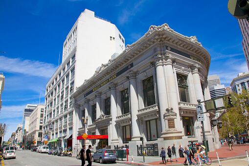 "Esta investigación comenzó a las 10:33 a. m. del lunes 6 de marzo de 2023, cuando un hombre ingresó a un banco cerca de 300 South Main Street y exigió dinero a los empleados": Policía. (Foto referencia)