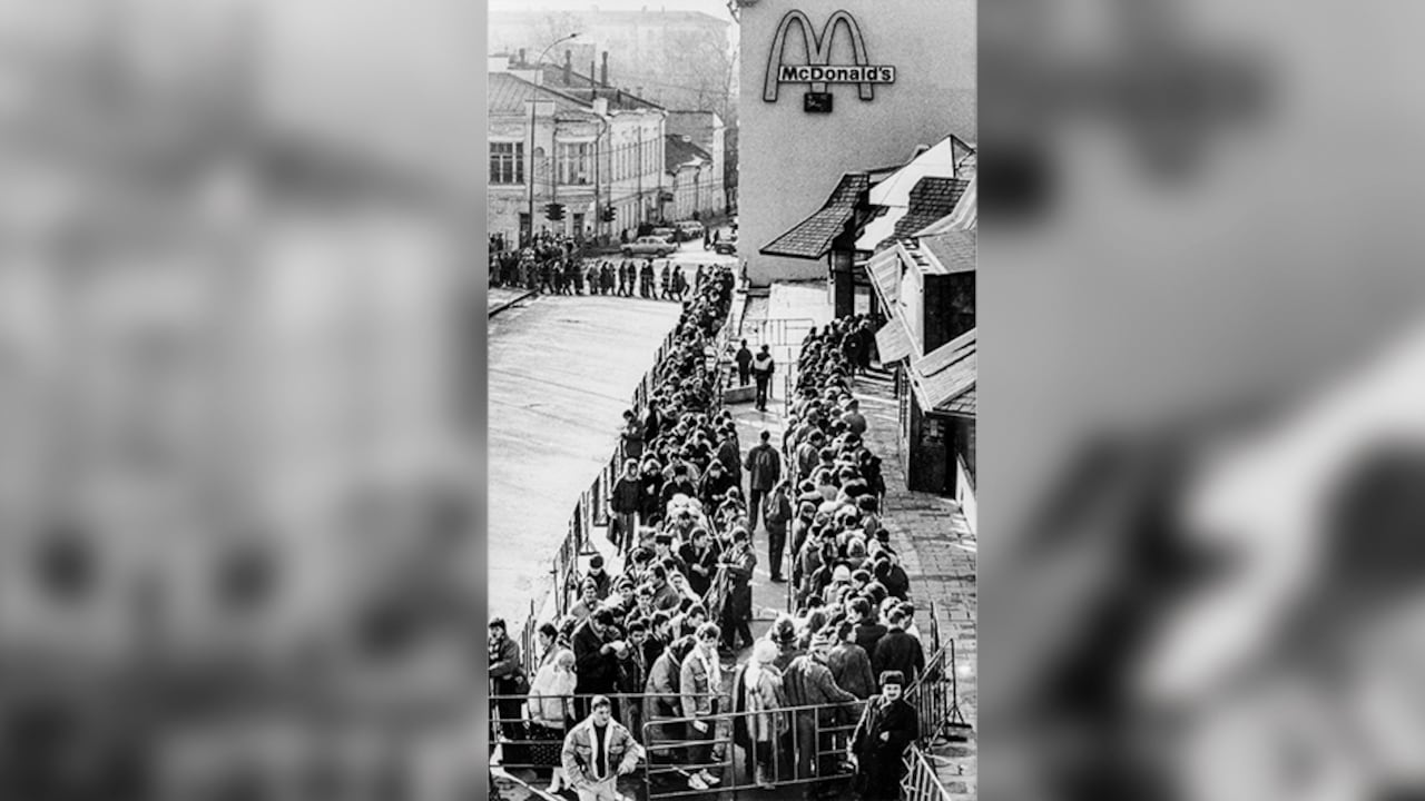 McDonald's es una franquicia de restaurantes de comida rápida estadounidense con sede en Chicago, Illinois.