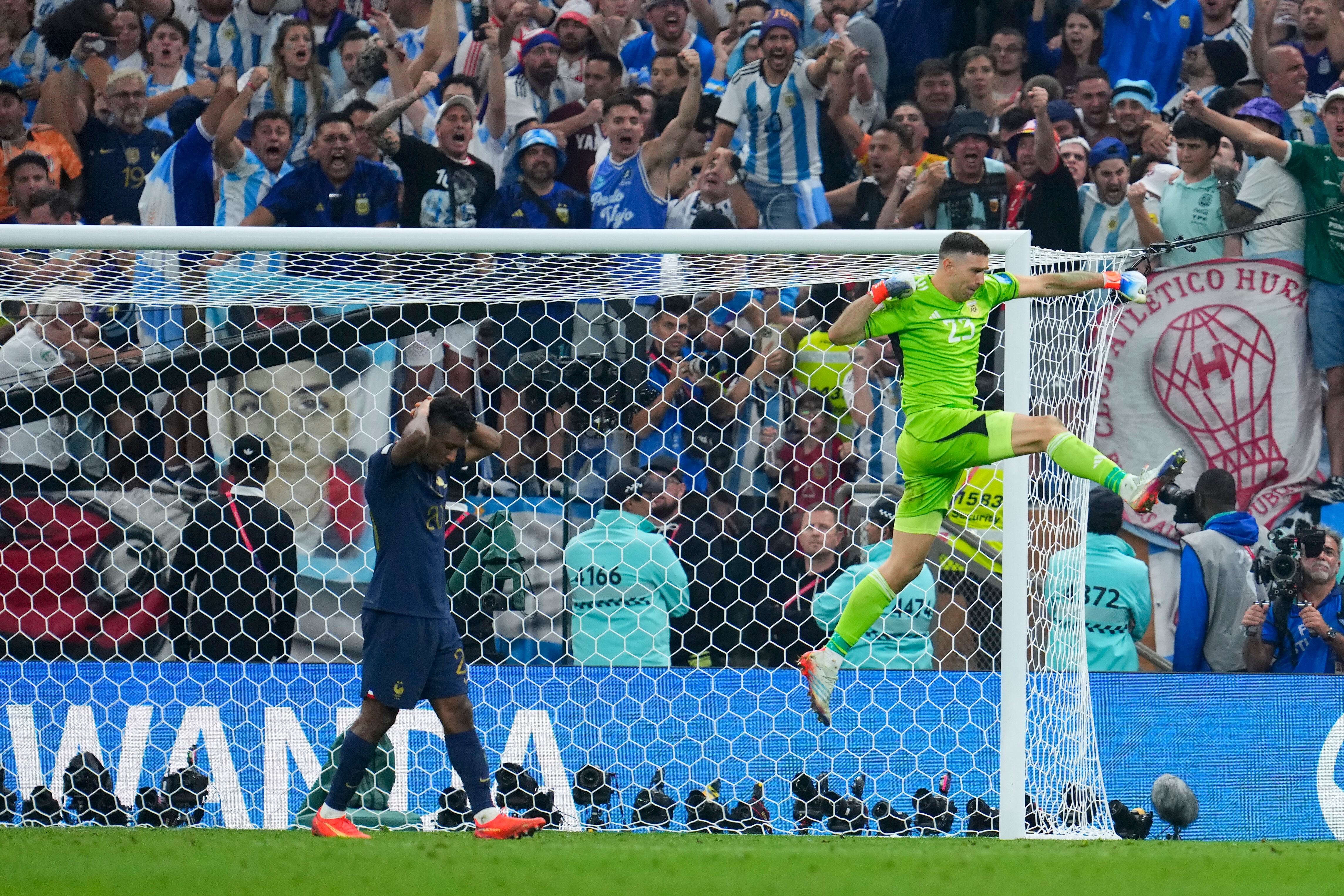 El arquero argentino Emiliano Martínez celebra tras tapar el penal del francés Kingsley Coman, en la tanda que definió la final de la Copa del Mundo el domingo 18 de diciembre 2022 en Lusail, Qatar (AP Foto/Natacha Pisarenko)