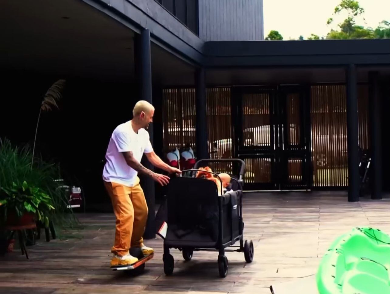 Mike Bahía y su hijo Kai