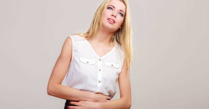 mujer cólico, dolor