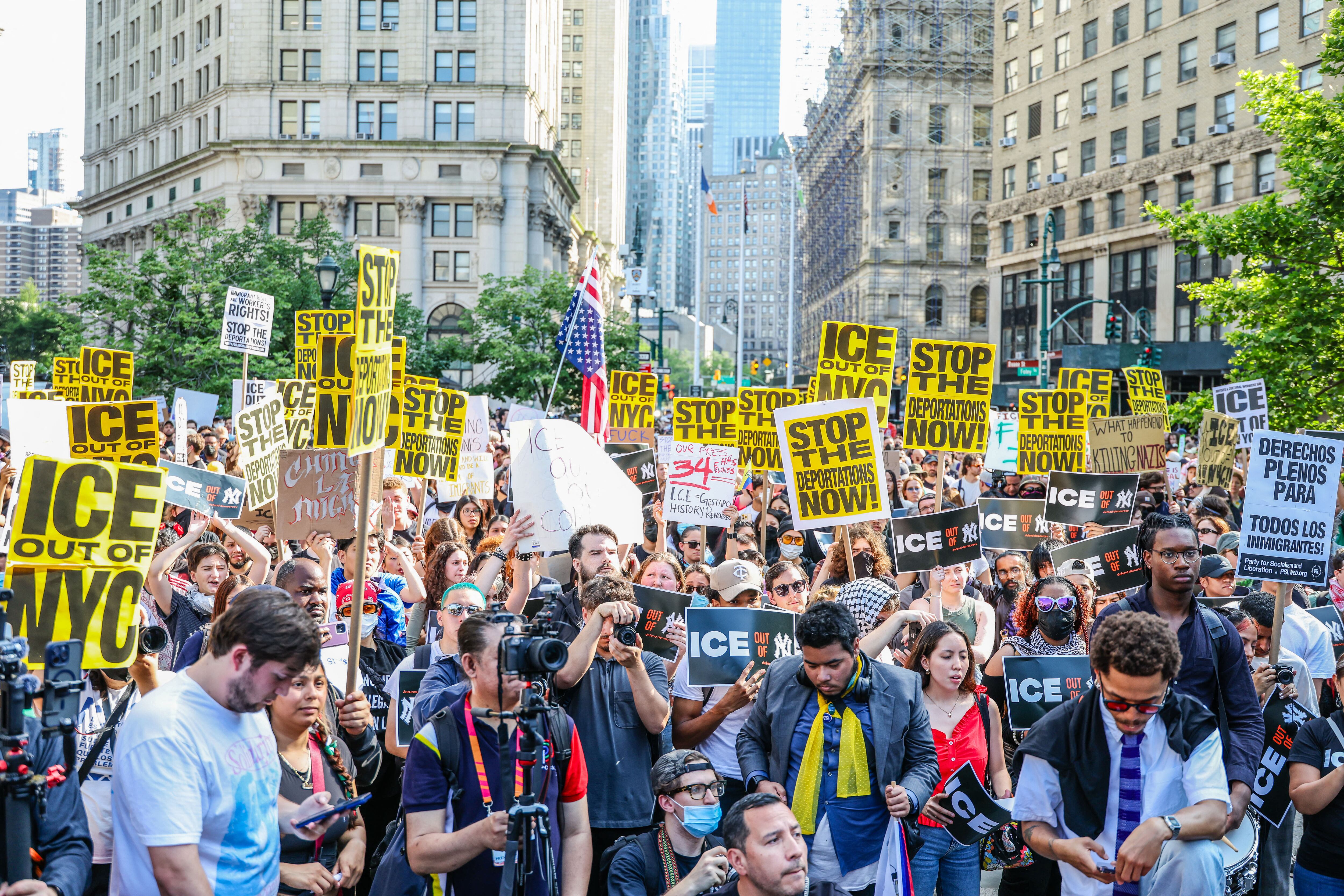 Personas protestan contra las deportaciones y el ICE el 10 de junio de 2025 en la ciudad de Nueva York.