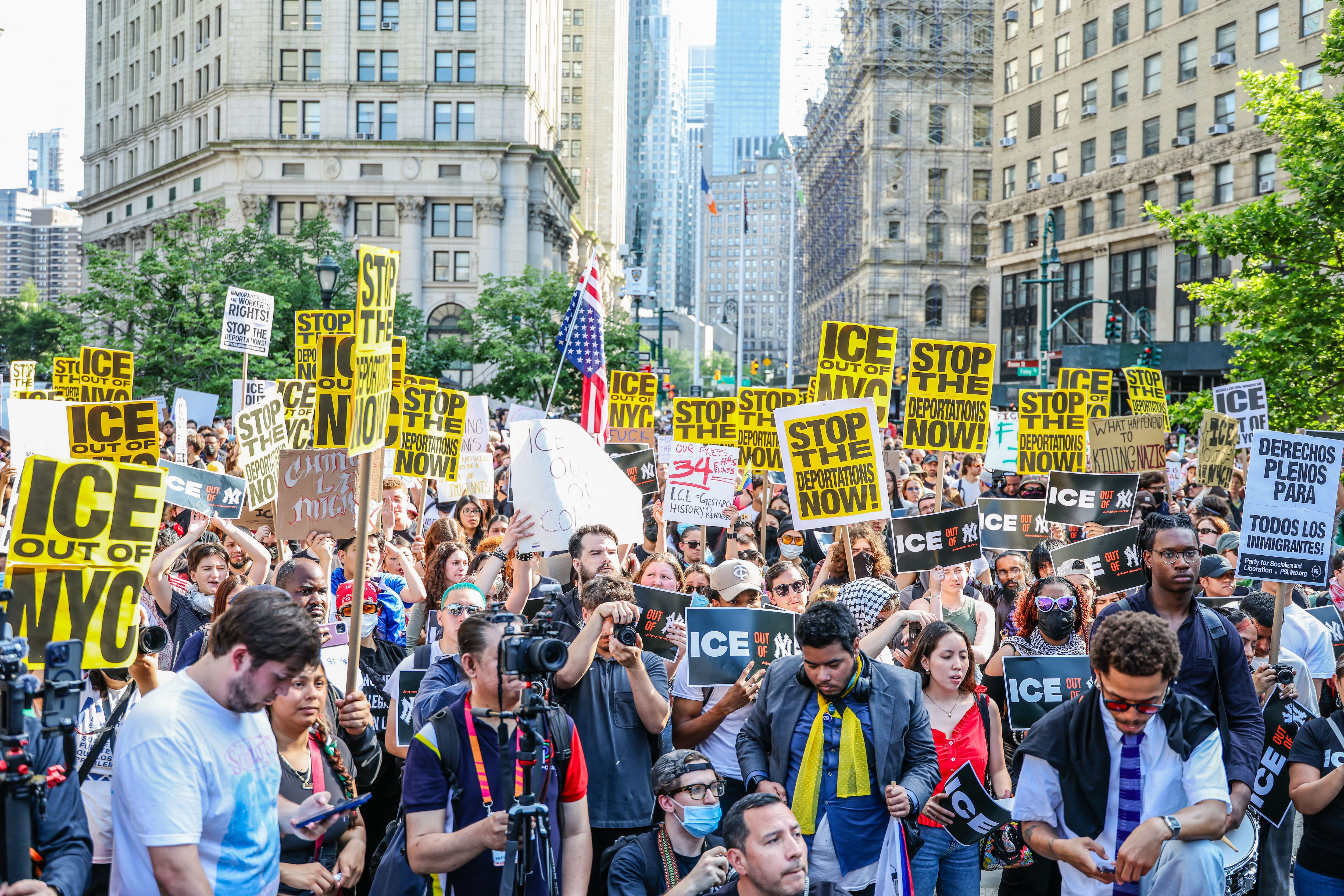 Personas protestan contra las deportaciones y el ICE el 10 de junio de 2025 en la ciudad de Nueva York.